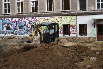 Statt Sportplatz eine große Grube - die Fundamente für das Treppenhaus werden geschachtet