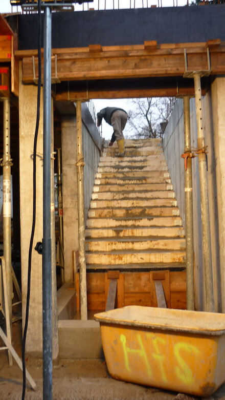 Auch die neue Eingangstreppe für die Kita nimmt Form an