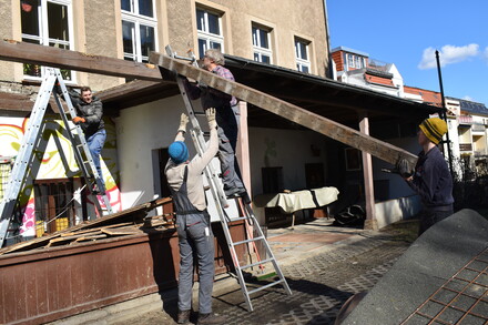 Beim Arbeitseinsatz wird Baufreiheit geschaffen - und die Kolonnade muss leider weichen!